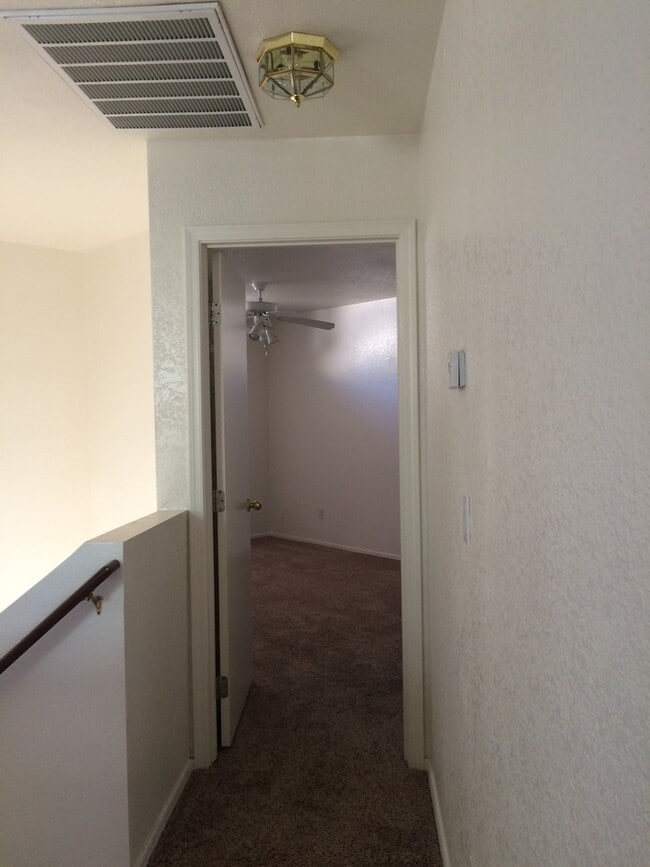 Building Photo - Under Market Rate! 3 bedroom 2 bath Townho...