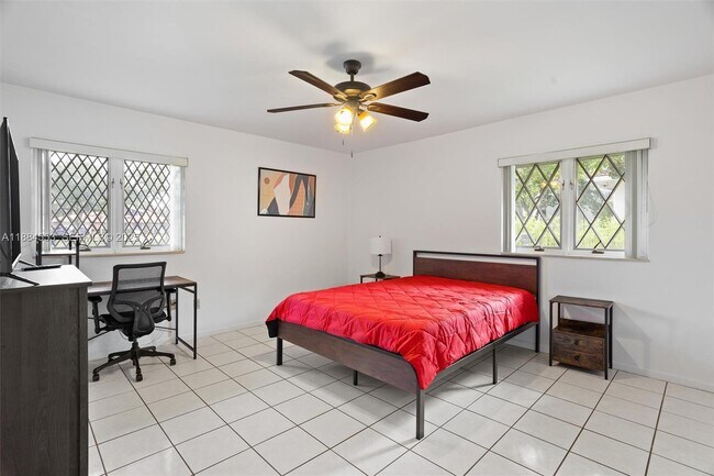 Building Photo - 9031 N New River Canal Rd