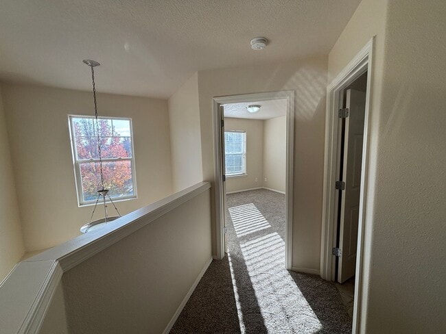 Building Photo - 3 Bedroom 2.5 Bath Duplex