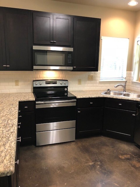 Building Photo - ***4 Bedroom 2.5 Bath*** Walking distance to UNT***