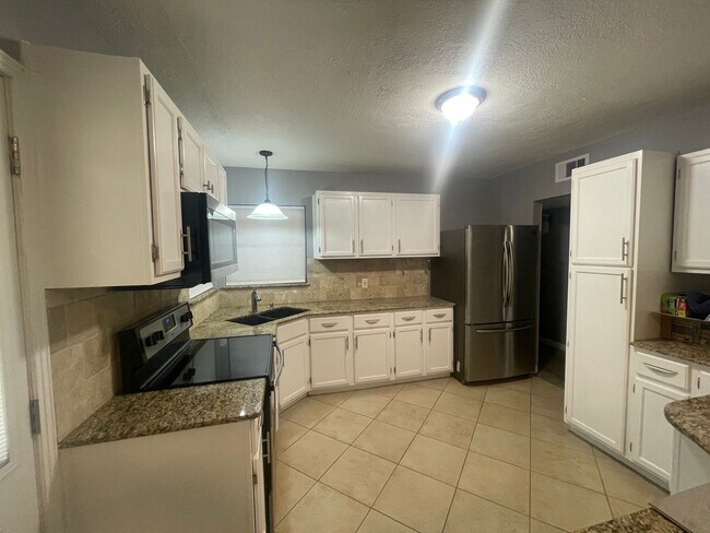 Building Photo - Woodlawn Estate – Updated 3 Bedroom Home f...