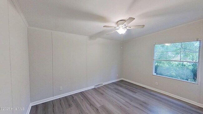 Building Photo - 20 Deer Ridge Dr W