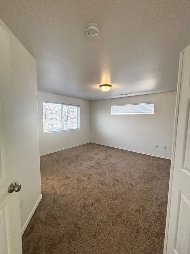 Building Photo - SW Bend House Near the Old Mill District, 4 Bdrms, 2.5 baths, A/C, Office/den, Dbl. Garage