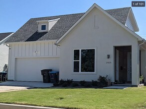 Building Photo - 5 Bedroom, 4.5 Bath less than 5 minutes fr...