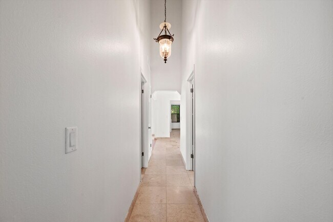 Building Photo - Beautiful 2 Bed, 2 Bath Townhome | Vaulted Ceilings, Private Courtyard & Fireplace
