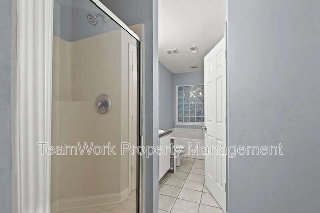 Building Photo - 5914 Tampa St