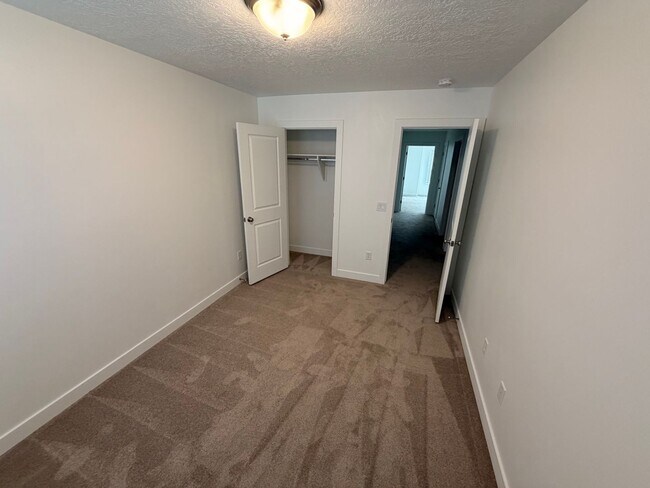 Building Photo - 498 1225 N