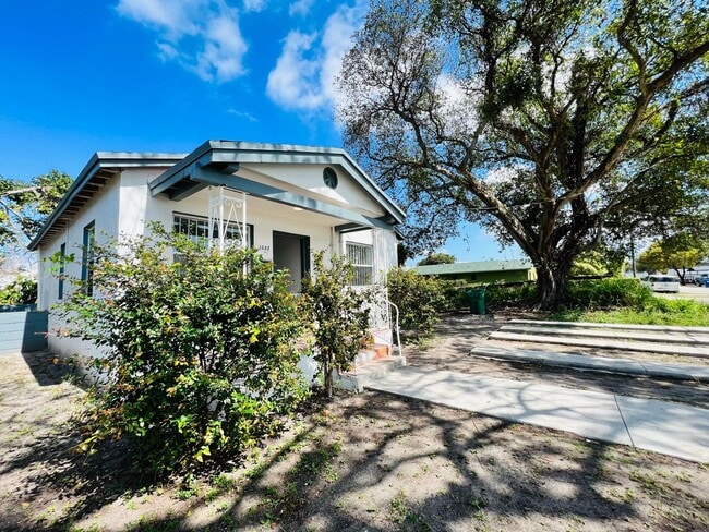 Building Photo - Fabulous Renovation! Gorgeous Three Bedroom and One Bath Home!