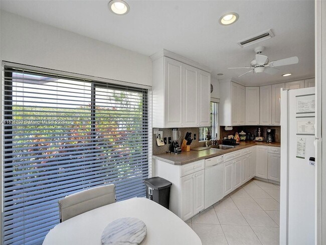 Building Photo - 8511 Casa Del Lago