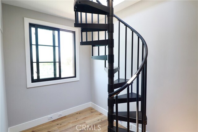 Building Photo - 1348 S Burnside Ave