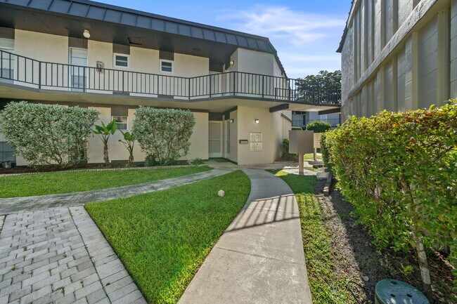 Building Photo - 2 Greenway Village N