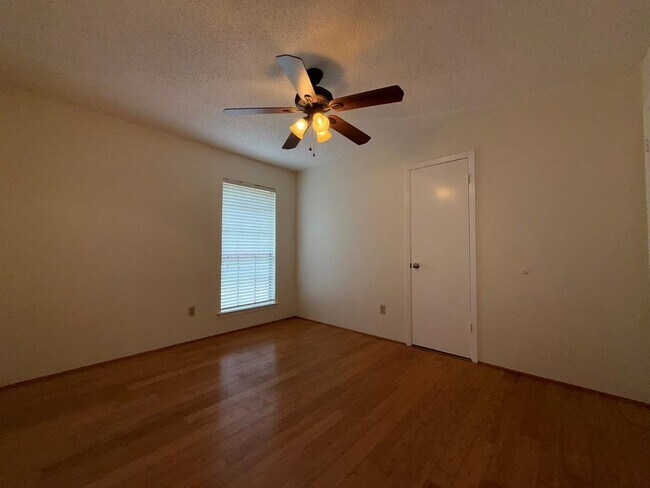 Building Photo - 305 Kimberly Dr