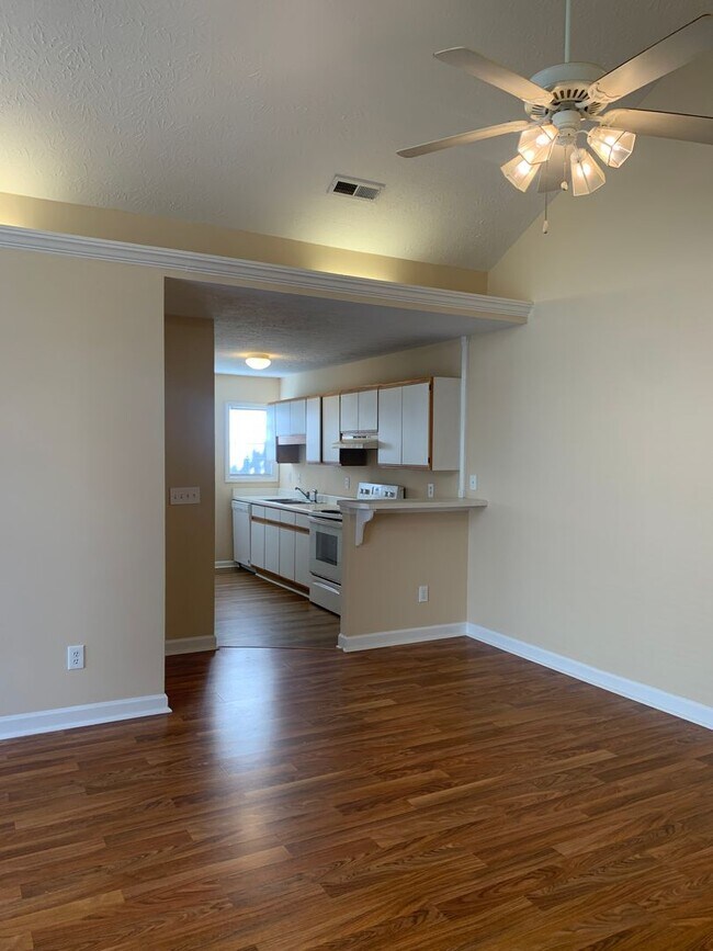 Building Photo - 2 Bedroom 2 Bath Townhouse Available Now on Jasmine Cove Way