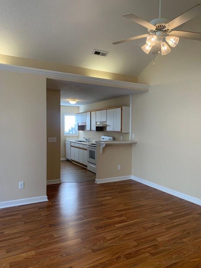 Building Photo - 3 Bedroom 2 Bath Townhouse Available Now on Jasmine Cove Way