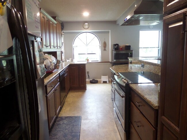 Building Photo - Beautiful 3 bedroom Home