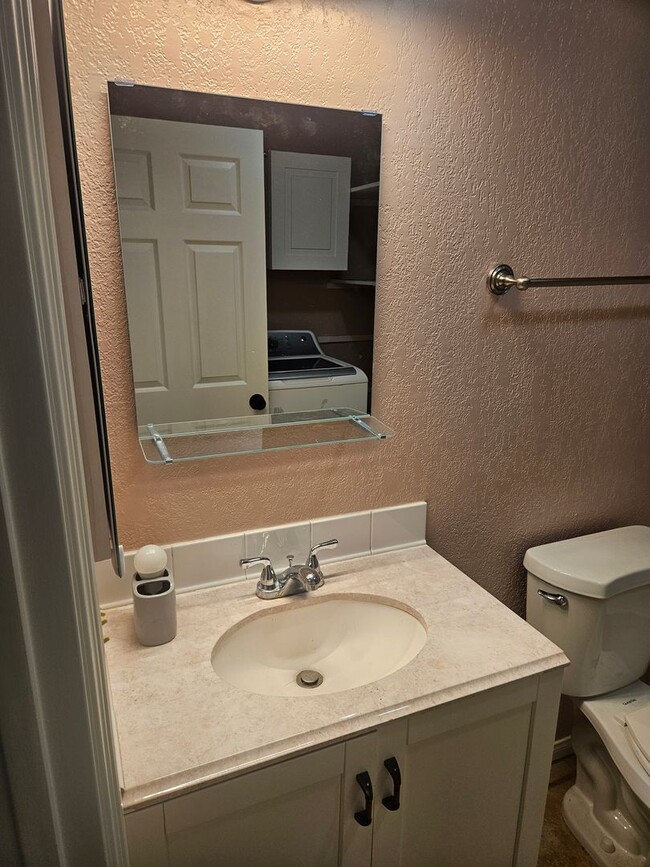 Building Photo - Beautiful 3 Bedroom 2 Bathroom Unit