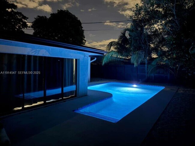 Building Photo - 600 N 66 Terrace