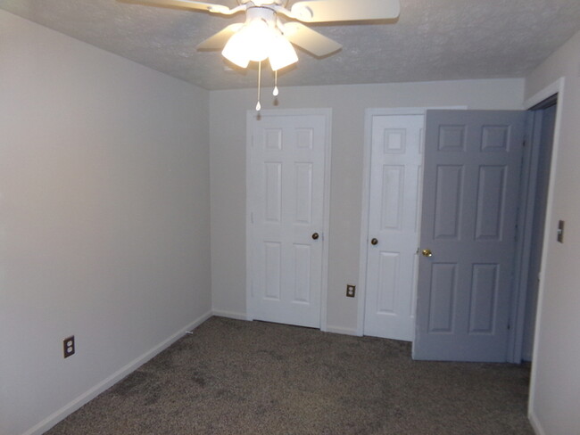 Building Photo - Updated 3 Bed 2.5 Bath Centerville Condo