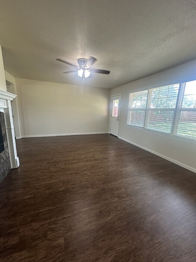 Building Photo - Pre-Leasing for Summer/Fall 2025!