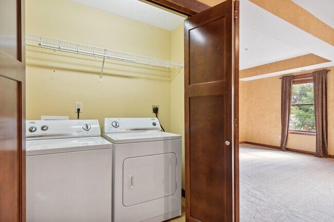 Building Photo - 1 BR/1 BA Crocus Hill Charmer!