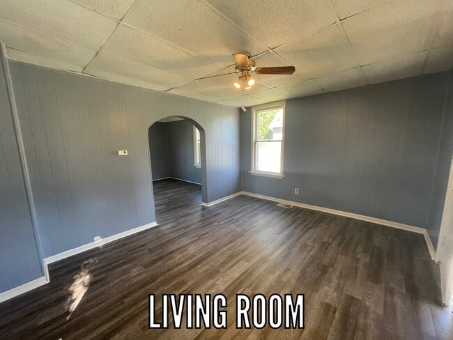 Building Photo - 609 Sager St