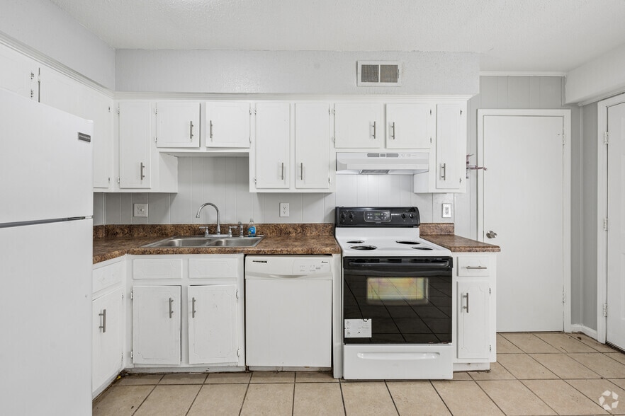2BR, 1.5BA - 1,046SF - Kitchen - Signature Collection