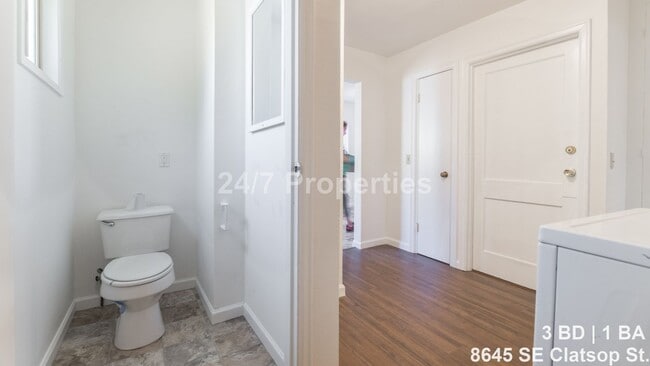 Building Photo - Bright 3BD I 1.5BA Home w/ Large Yard - SE Portland