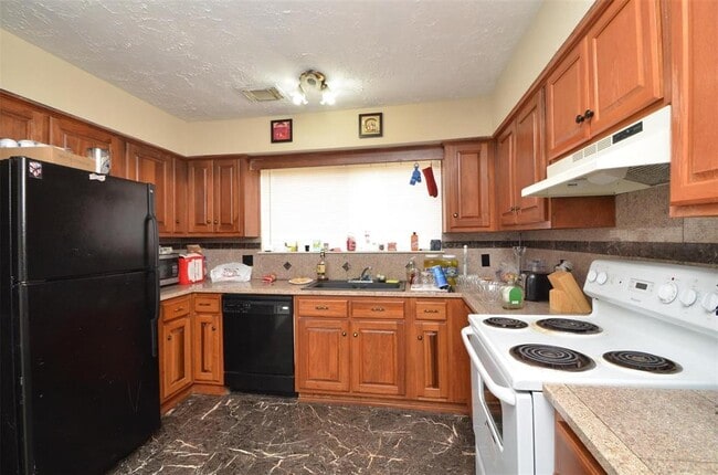 Building Photo - 15714 Baybriar Dr