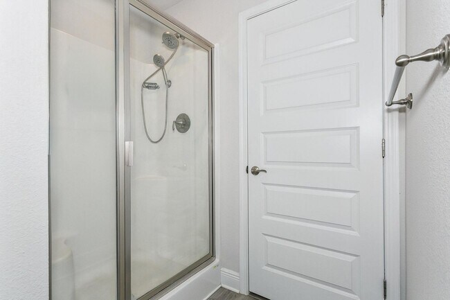 Building Photo - Beautiful Custom Build Home in North Crestview