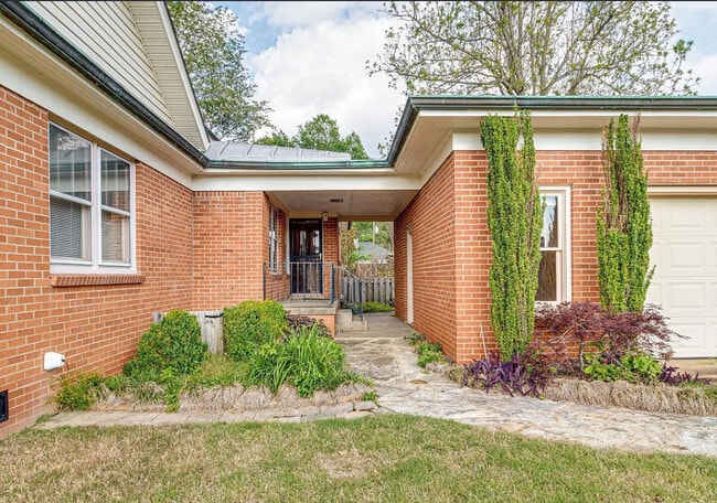 Building Photo - 1205 W Oak Ave