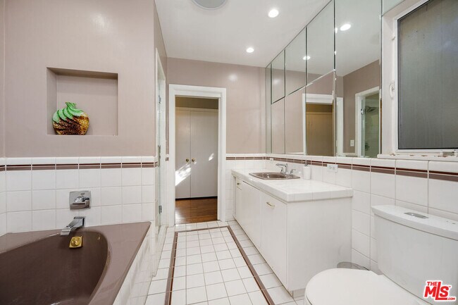 Building Photo - 723 Sierra Dr