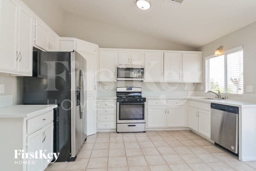 Building Photo - 127 E Tamarack Dr