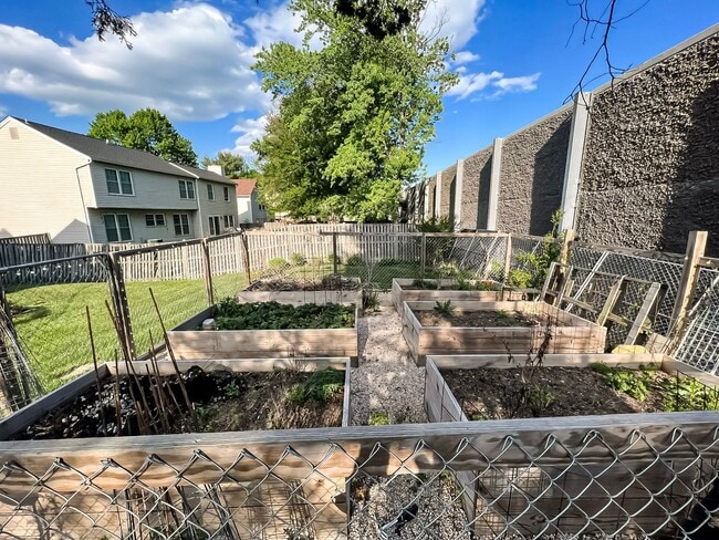 Building Photo - Magnificent 5 Bed 3 Bath Colonial Home Sit...