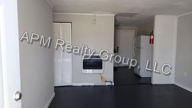 Building Photo - Updated apartment off Harden Street