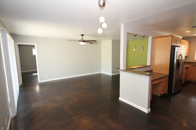 Building Photo - 3034 E Cheery Lynn Rd
