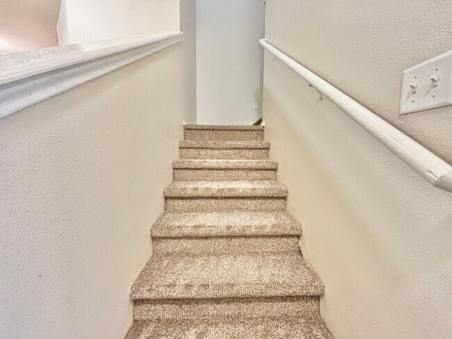 Building Photo - Conveniently located townhome in Universal City!