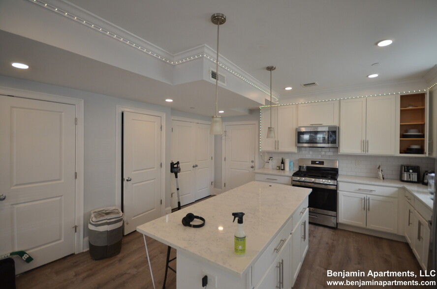 Building Photo - 124 Kenrick St