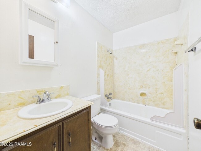 Building Photo - 114 Country Ln