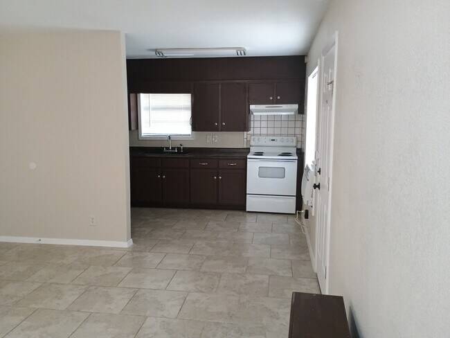 Building Photo - 1025 Valley View St