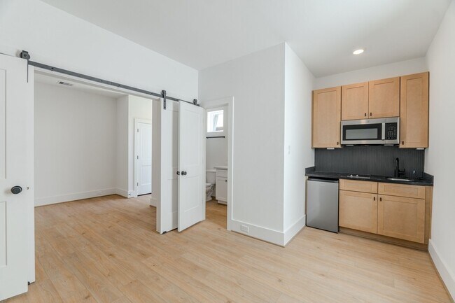 Building Photo - 7605 Victory Dr