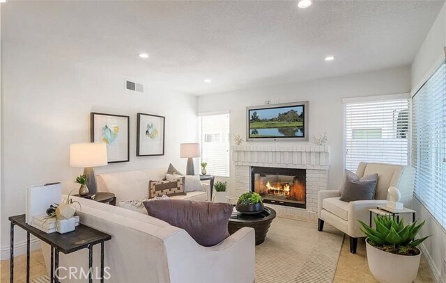 Building Photo - 5 Telliz