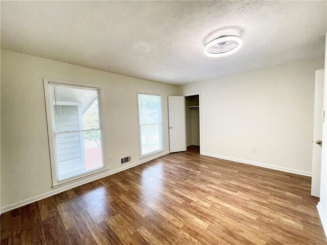 Building Photo - 5014 Meadow Ln