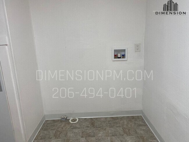 Building Photo - 4 Bed 2.5 Bath Remodelled Manufactured Home in Kent! Available NOW! Easy self showings!