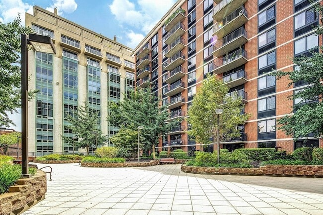 Building Photo - 700 Grove St