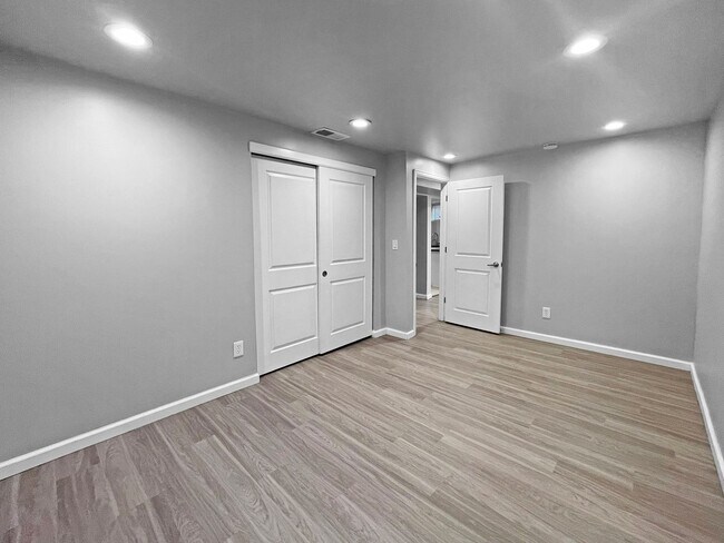 Building Photo - 2 BED, 1 BATH GARDEN LEVEL CONDO NEAR SLOA...