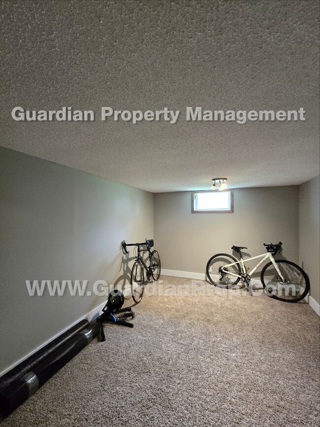 Building Photo - Bloomington Single Family Home, 2 Car Garage, new kitchen appliances!