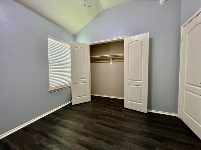 Building Photo - 3210 Blue Bonnet Dr