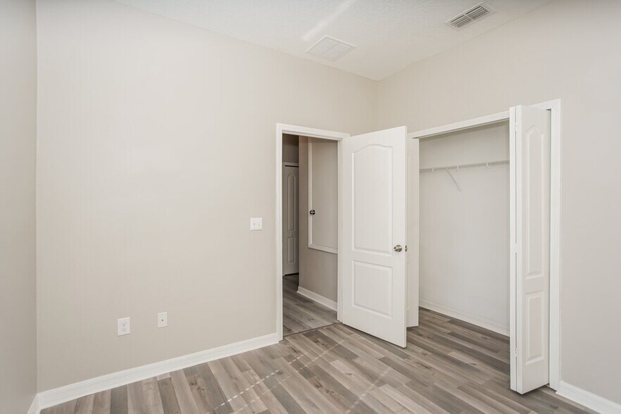 Building Photo - 1309 Oak Pond St