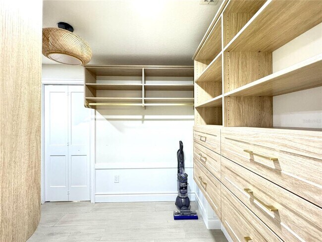 Building Photo - 1004 SE 5th Ave