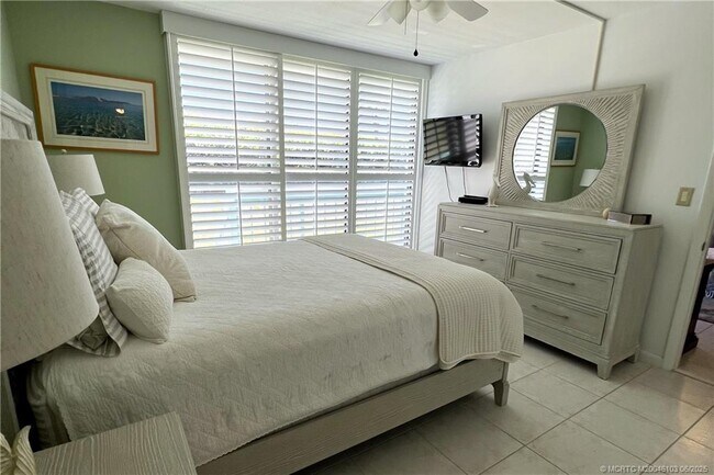 Building Photo - 9940 S Ocean Dr